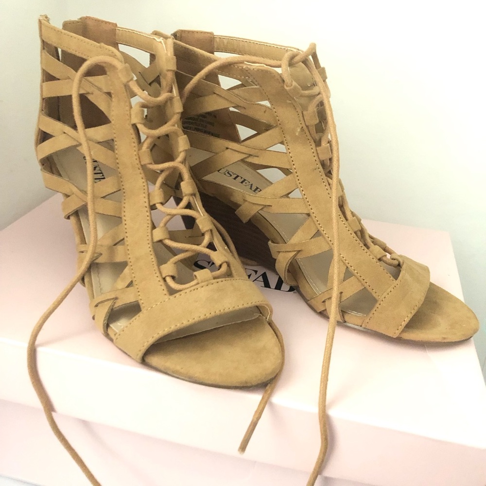 (5.5) one time used like new heeled shoes